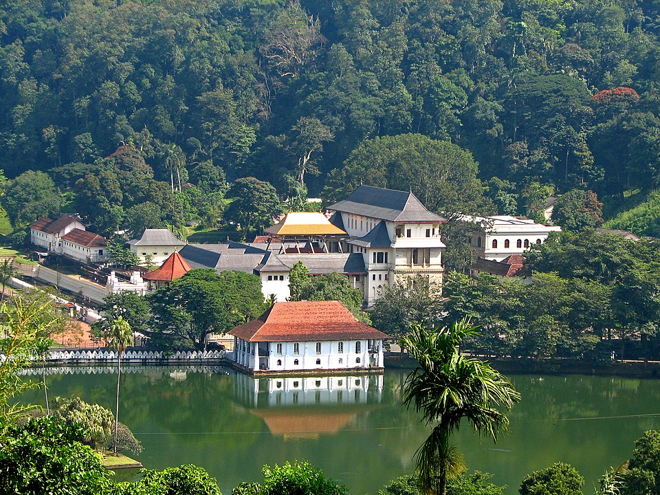 By McKay Savage from Chennai, India - Sri Lanka - 029 - Kandy Temple of the Tooth, CC BY 2.0, https://commons.wikimedia.org/w/index.php?curid=5550794
